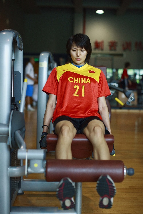 图文:中国女子手球队进行力量训练 健身房狂练