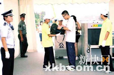 7月30日，进入北京天安门的游客开始实行安检。　新快报特派北京记者 宁彪/摄