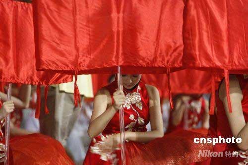 7月30日，北京奥运会开幕式在“鸟巢”进行彩排，穿着华丽的女引导员在场外静候入场。 中新社发 杜洋 摄