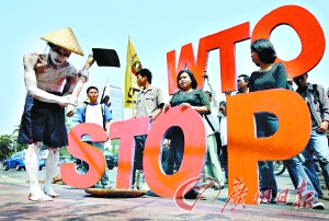 21日，印尼农民在雅加达举行抗议活动，反对WTO谈判。