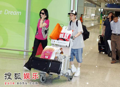 刘嘉玲抵达机场报平安