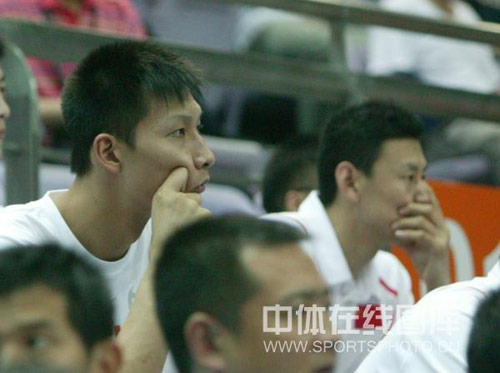图文：中国男篮观战钻石杯 易建联研究对手