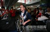 图文：美国体操队击剑队抵京 大包小包的行李箱