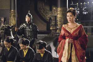 杨紫琼在《神鬼传奇3》饰演功夫了得的女法师，专门看住“恶皇帝”李连杰，不让他使坏。 