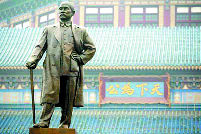 广州中山纪念堂前的孙中山铜像
