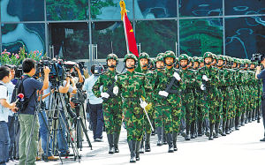 综合 解放军报综合 这时,一名外国女记者走到装甲六师师长陈学武面前