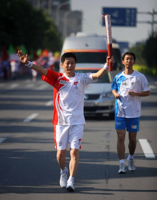 图文:奥运圣火继续在天津传递 火炬手李海健