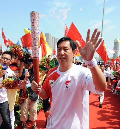 图文:最后一棒火炬手王宝泉在进行传递-搜狐2008奥运
