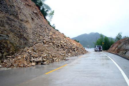 7月29日福建省福鼎市管阳镇境内104国道个别路段发生塌方
