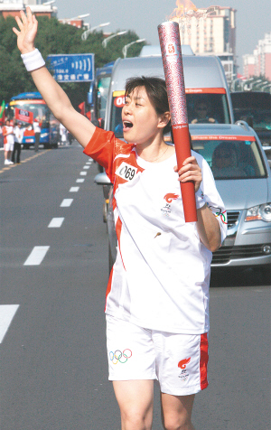 奥运圣火昨赴四川 市区传递第一棒火炬手范玉恕 女排运动员丁红莹