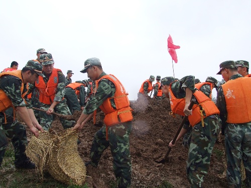 组图:安徽滁州暴雨成灾 部队官兵转移群众