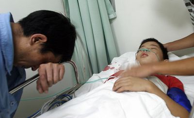 昨日，小韦的父亲在新华医院里不停叹气。早报见习记者 黄敬亮 图
