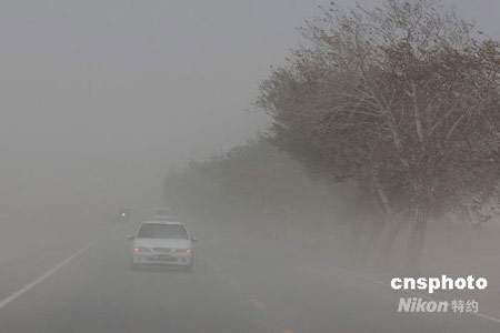 强沙尘暴突袭新疆逼停列车 气温骤降17℃(图)