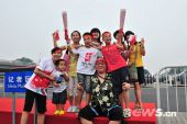 组图：奥运圣火北京传递 火炬交接点的助威群众