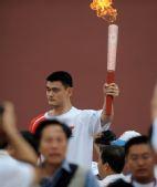 图文：奥运圣火在北京传递 姚明手持火炬传递