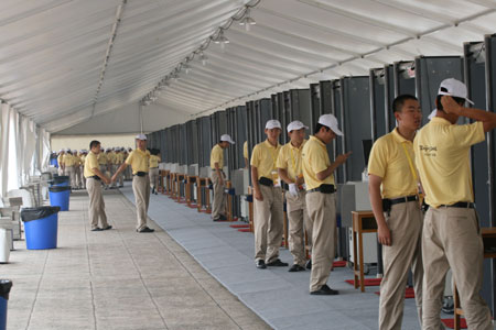 图文：中国女足迎来奥运首战 安检人员上岗