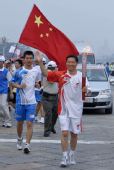 图文：奥运圣火在北京传递 火炬手肖钢