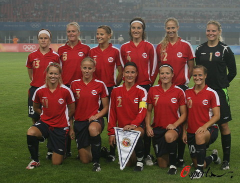 图文：女足挪威VS美国 挪威队亮相展现团队形象