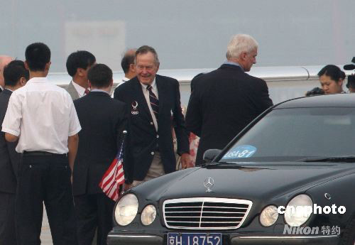 图文：美国前总统老布什 抵京参加奥运开幕式