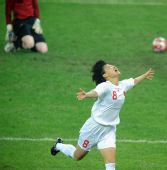 图文:[奥运会]中国女足2-1瑞典 徐媛庆祝进球