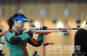 图文：中国射击队备战奥运会 杜丽在瞄准