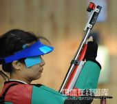 图文：中国射击队备战奥运会 杜丽调试气步枪