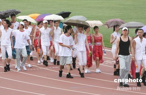 资料图：8月2日，北京奥运会开幕式第二次彩排在国家体育场“鸟巢”进行。图为参加垫场演出的香港演员等待入场。 中新社发 武仲林 摄
