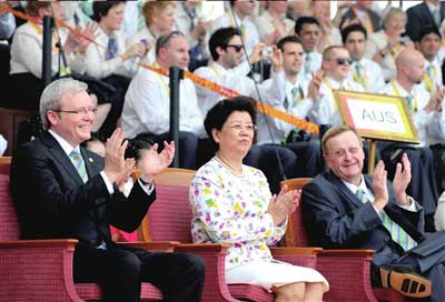 昨天，澳大利亚总理陆克文（前左）到京后出席澳大利亚奥运代表团升旗仪式。当日，澳大利亚奥运代表团在北京奥运村举行升旗仪式。 新华社记者张国俊摄