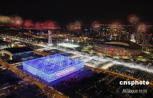 8月2日晚，北京奥运会举行开幕式彩排，烟花把整个奥林匹克公园映照得美轮美奂。 中新社发 姜平 摄