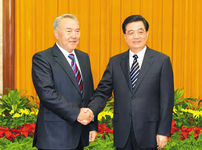 8月7日，国家主席胡锦涛在人民大会堂会见前来出席北京奥运会开幕式的哈萨克斯坦总统纳扎尔巴耶夫。　新华社记者 刘卫兵摄