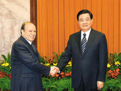 8月7日，国家主席胡锦涛在北京人民大会堂会见前来出席北京奥运会开幕式的阿尔及利亚总统布特弗利卡。新华社记者 刘卫兵摄