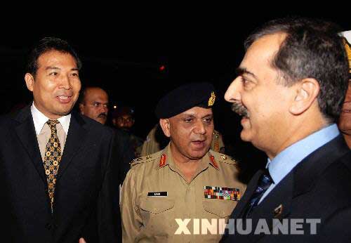 8月7日，在巴基斯坦首都伊斯兰堡郊外的杰格拉拉空军基地，中国驻巴大使罗照辉（左一）为巴基斯坦总理吉拉尼（右一）送行。当日，巴基斯坦总理吉拉尼乘专机启程前往北京出席奥运会开幕式。新华社记者 李敬臣 摄