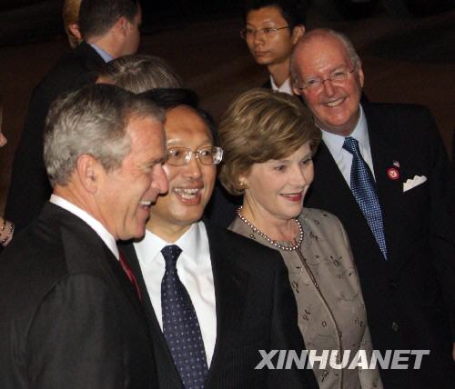   8月7日晚，美国总统布什一行抵达北京，前来参加北京奥运会开幕式及相关活动。这是外交部部长杨洁篪（左二）到北京首都国际机场迎接美国总统布什。 新华社记者汪永基摄