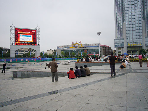 呼和浩特:市民驻足观看广场大屏幕奥运