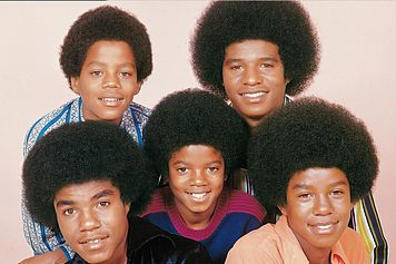 中间的小孩就是迈克杰克逊