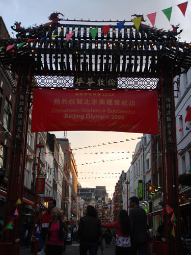 图文:伦敦唐人街旗帜飘扬 期盼北京奥运开幕