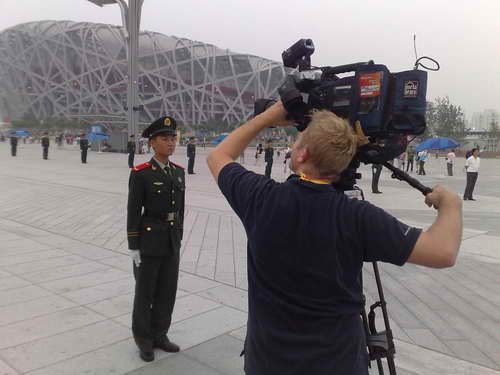 图文：奥运开幕式周边 外国通讯社鸟巢外拍摄