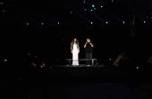 图文：北京奥运会隆重开幕 两歌手高歌一曲中