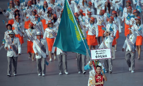 图文:北京奥运会运动员入场式 哈萨克斯坦队员