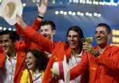 图文：奥运会入场式 西班牙选手纳达尔挥手