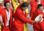 图文：奥运会入场式 西班牙选手纳达尔致意