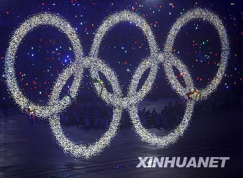 8月8日晚8时，第29届夏季奥林匹克运动会在国家体育场——“鸟巢”隆重开幕。这是在开幕式上闪闪发光的梦幻“五环”。新华社记者邢广利摄