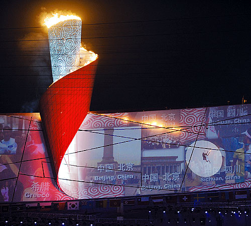 第29届奥运会开幕式上,最后一棒火炬手李宁凌空绕场一周,点燃主火炬塔