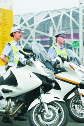 警花驾驶本田700摩托车 列队巡逻英姿飒爽(图