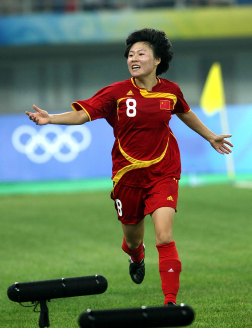 图文:[奥运会]中国女足VS加拿大 徐媛扳平比分