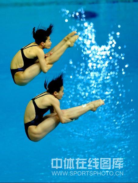图文:女子双人三米板郭/吴卫冕 空中姿态优美