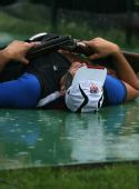 图文：男子飞碟多向捷克选手夺冠 躺在雨水中