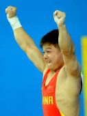 图文：举重男子56公斤级龙清泉冲金 胜利姿势