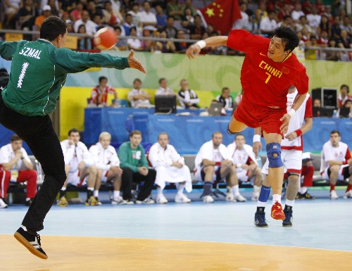 图文:奥运男子手球预赛 中国队员张骥射门