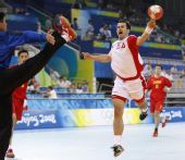 图文：奥运男子手球预赛 波兰队员怒吼射门